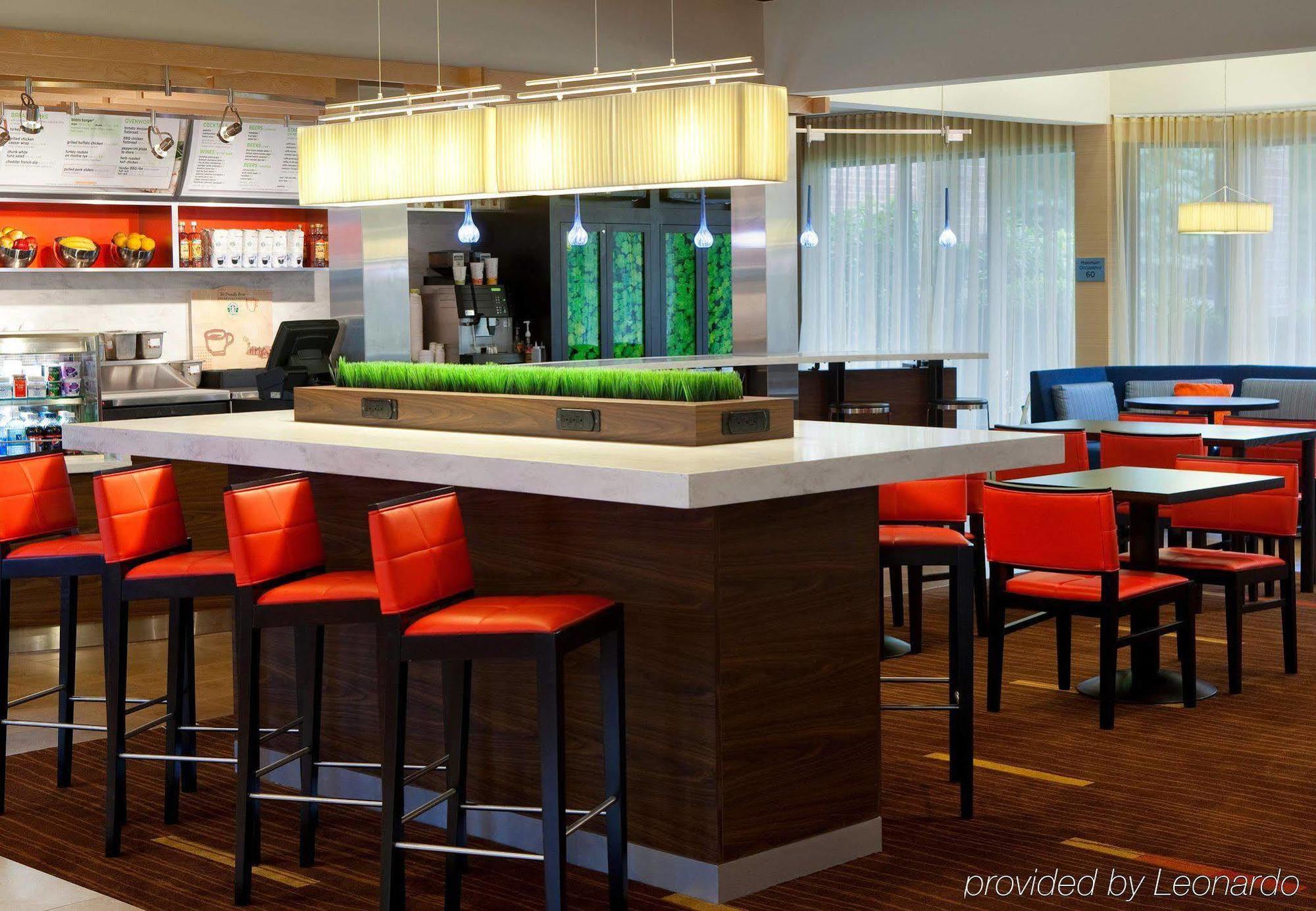 Courtyard By Marriott Boston Norwood/Canton Restaurant photo